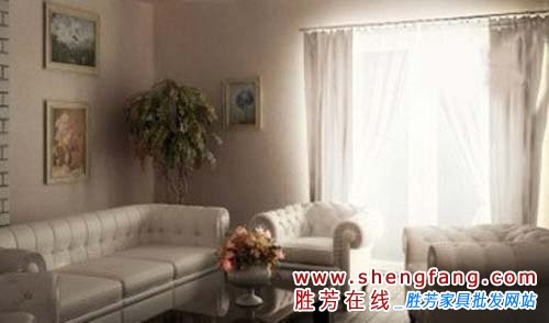 單一色調(diào)的空間在上世紀(jì)70年代非常流行，此空間也借鑒了該種設(shè)計(jì)風(fēng)格，令空間顯得頗為靜謐悠然。而現(xiàn)代化的一套客廳家具，則又為空間融入了時(shí)尚、現(xiàn)代的元素。