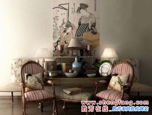 兩把椅子是空間中的亮點(diǎn)。椅子的造型源于路易十六世時(shí)期的設(shè)計(jì)風(fēng)格，在空間中成為復(fù)古的典型。墻面上的壁紙也頗為古典，整體空間以復(fù)古感為主題。