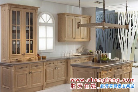精明煮婦來(lái)支招 一起喝櫥柜油漬說(shuō)拜拜