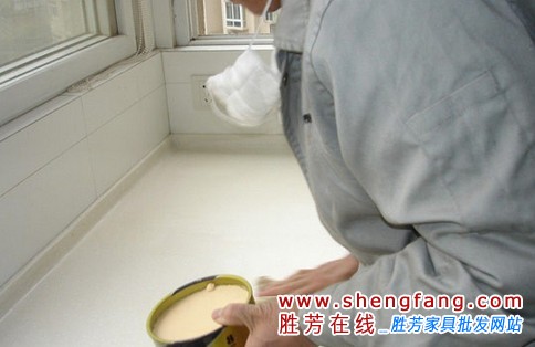精明煮婦來(lái)支招 一起喝櫥柜油漬說(shuō)拜拜