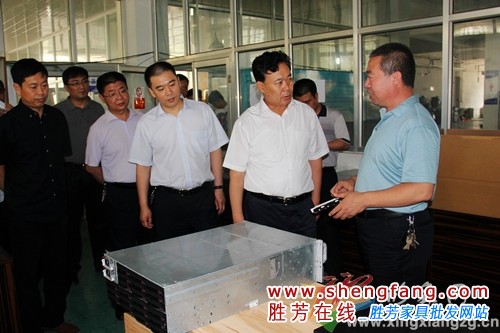 河北霸州市市委書記邳振一在三強(qiáng)家具有限公司詳細(xì)了解企業(yè)生產(chǎn)和經(jīng)營情況。