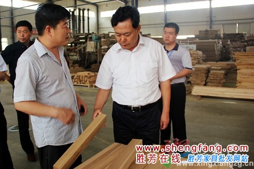 河北霸州市市委書記邳振一在三強(qiáng)家具有限公司詳細(xì)了解企業(yè)生產(chǎn)和經(jīng)營情況。