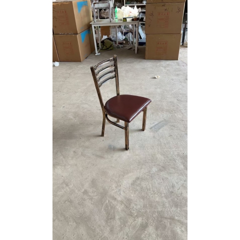 夢鑫酒店餐飲家具 專業(yè)出鐵藝餐桌椅，一兩百款爆款鐵藝餐椅實力供應！有需要的聯(lián)系我大量現(xiàn)貨供應皮革架子顏色都可以定制