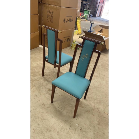 夢(mèng)鑫酒店餐飲家具 專業(yè)出鐵藝餐桌椅，一兩百款爆款鐵藝餐椅實(shí)力供應(yīng)！有需要的聯(lián)系我大量現(xiàn)貨供應(yīng)皮革架子顏色都可以定制