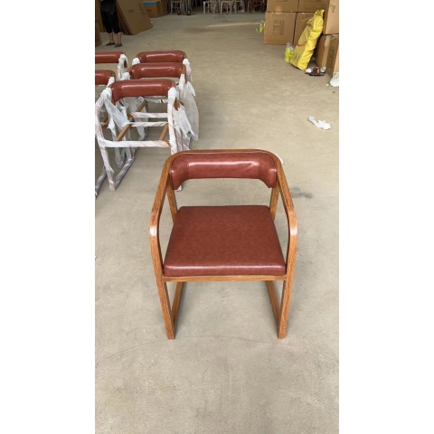 夢(mèng)鑫酒店餐飲家具 專業(yè)出鐵藝餐桌椅，一兩百款爆款鐵藝餐椅實(shí)力供應(yīng)！有需要的聯(lián)系我大量現(xiàn)貨供應(yīng)皮革架子顏色都可以定制